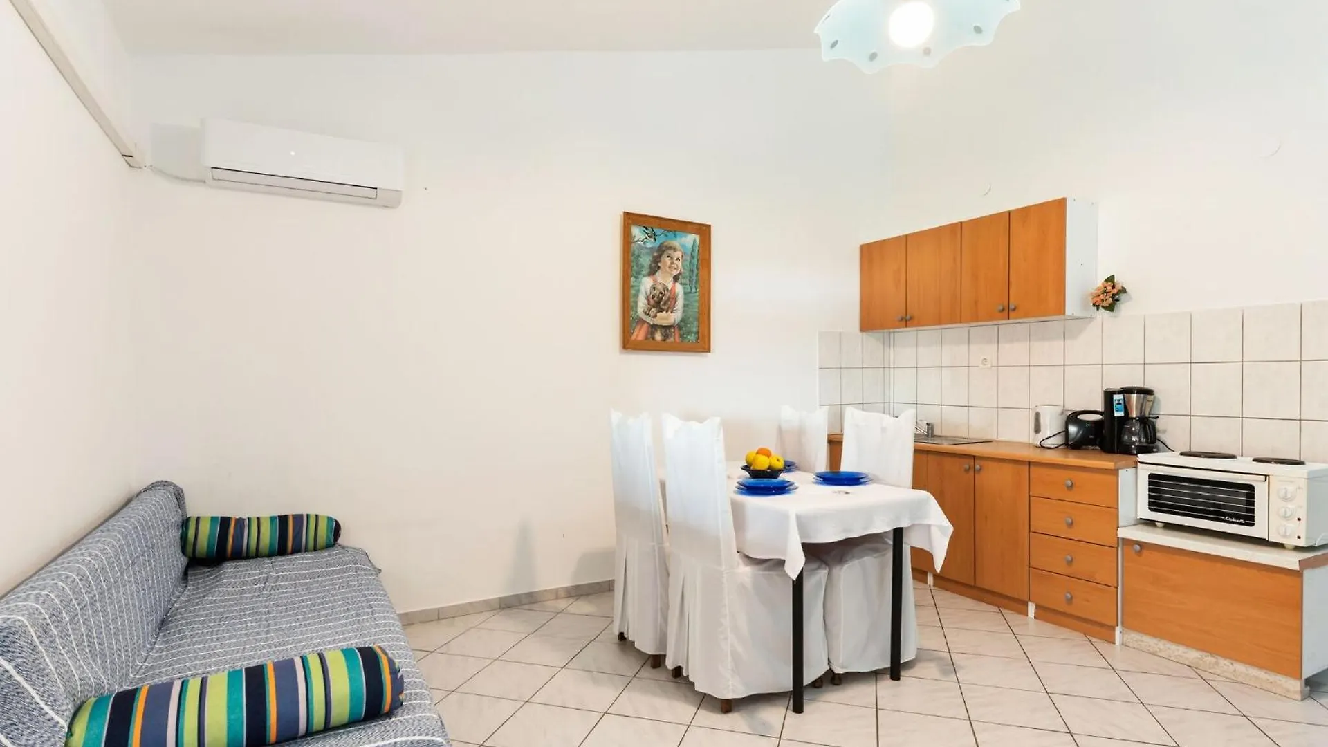 Beautiful Apartment In Jasenice Near Sea Croatia