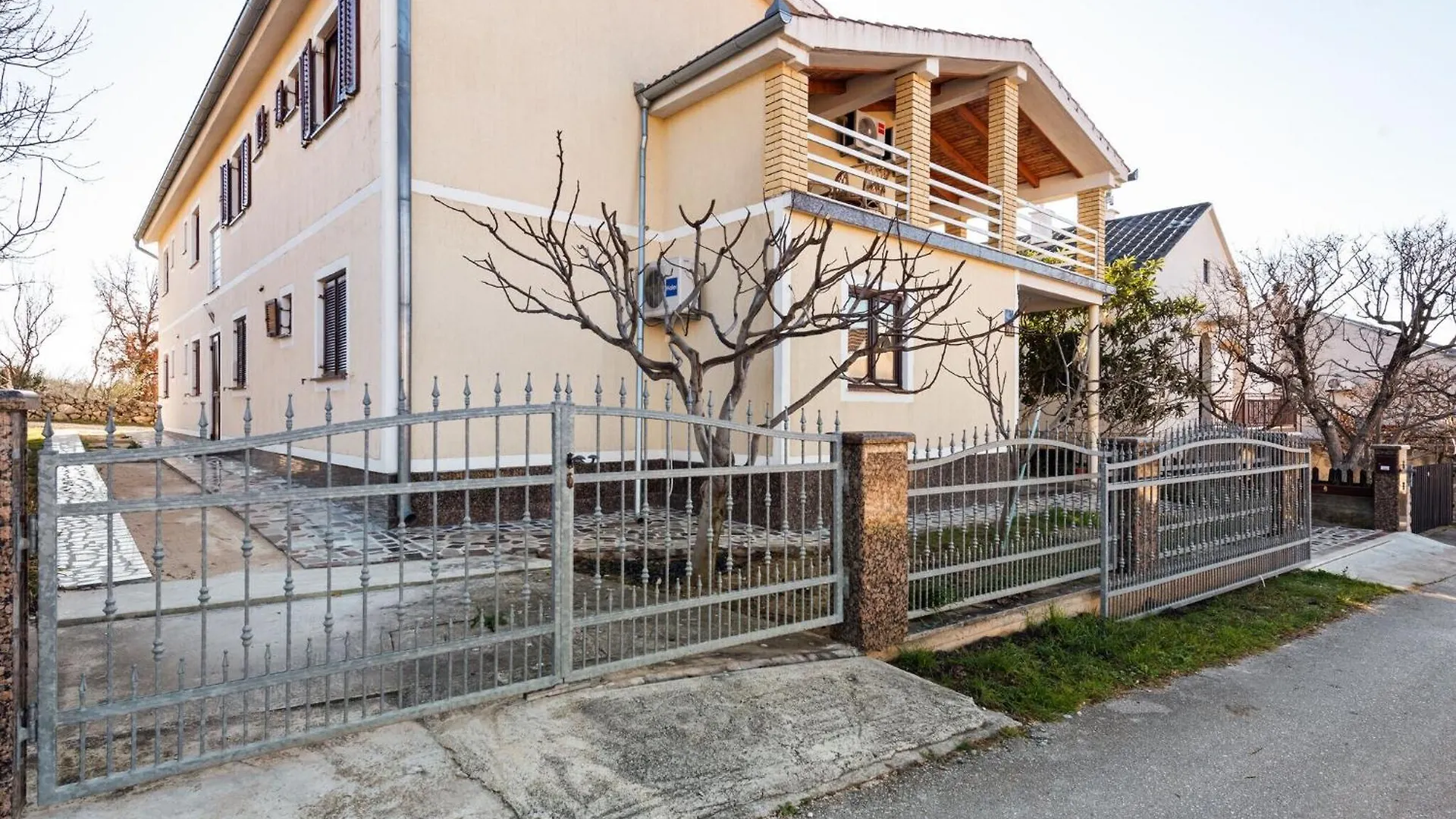 Beautiful Apartment In Jasenice Near Sea Croatia